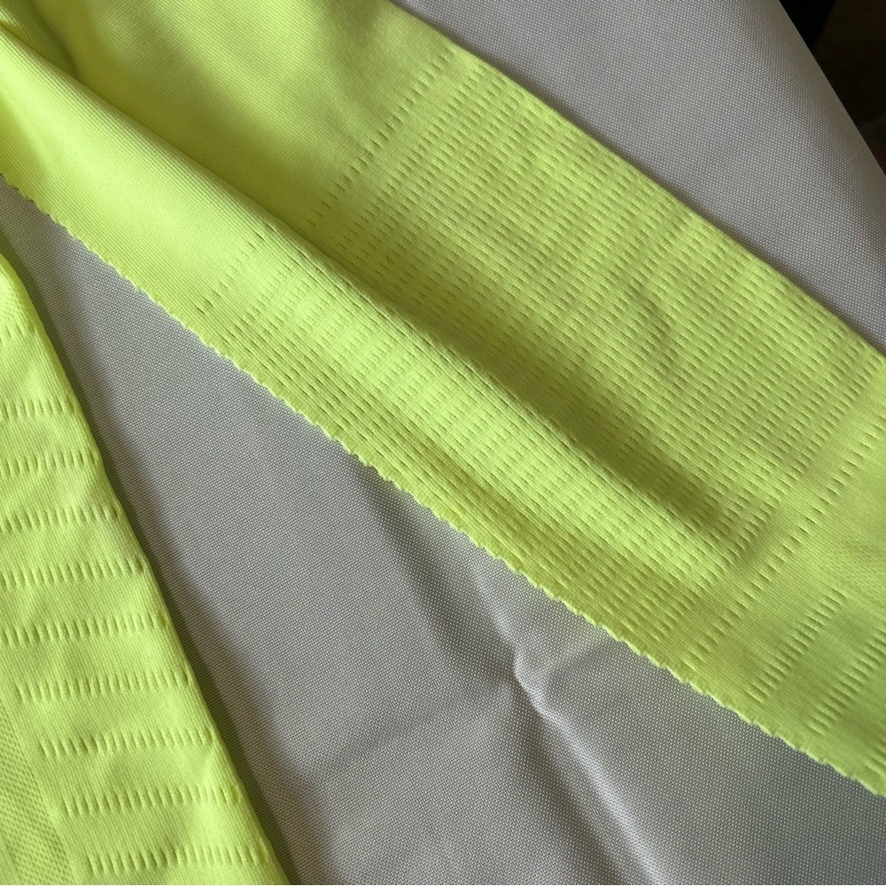 Lululemon Light Speed Long Sleeve Ray Neon Yellow Lightweight Size Medium - Picture 5 of 6